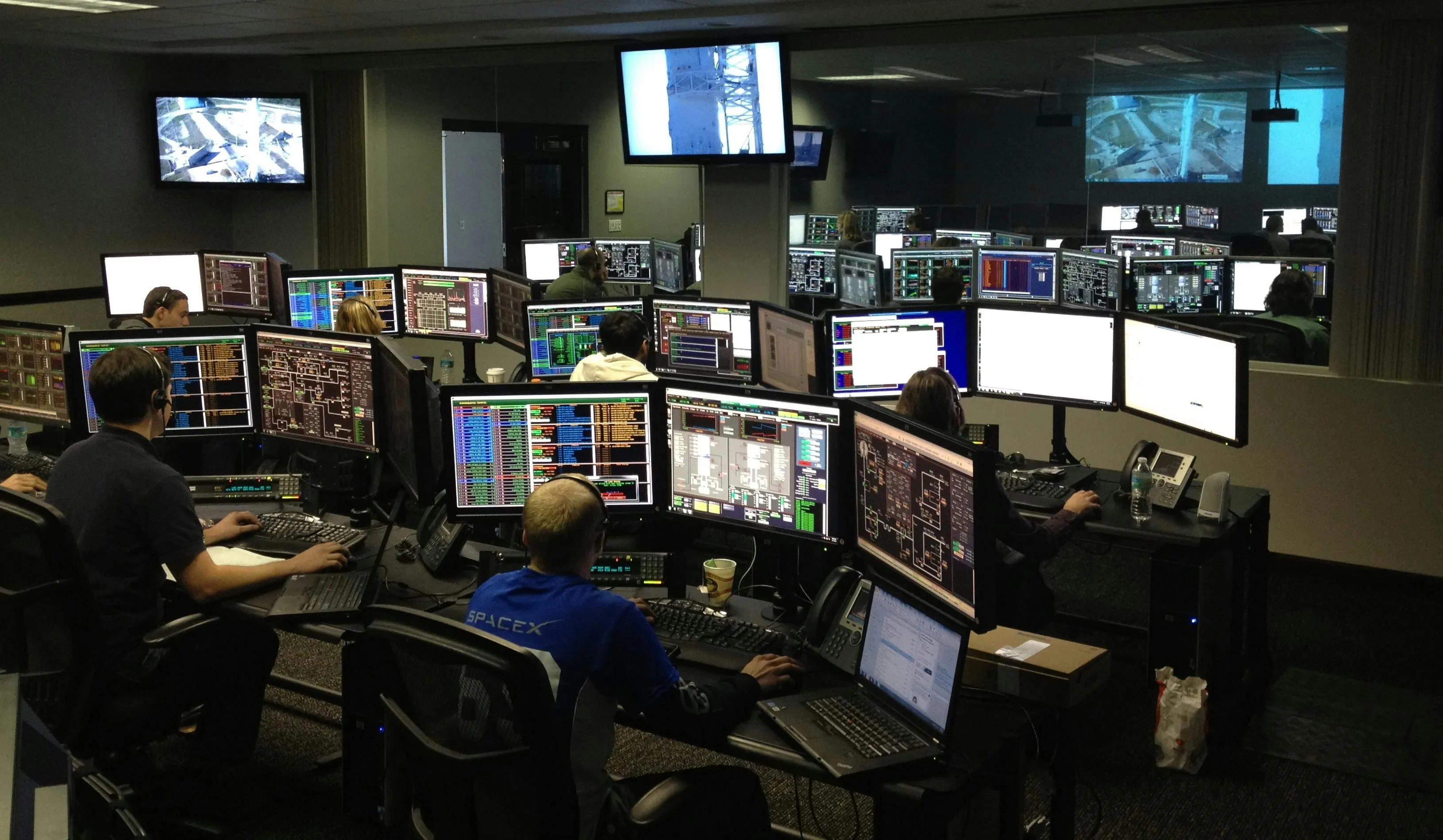 Government control room showing RAVEN and ONFIX dashboards for incident response